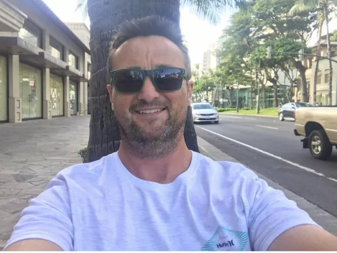 Single and Sitting by a tree. DM if you’d sit next to me. :)