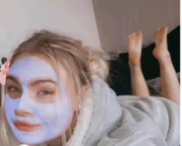 sister in the pose 👣