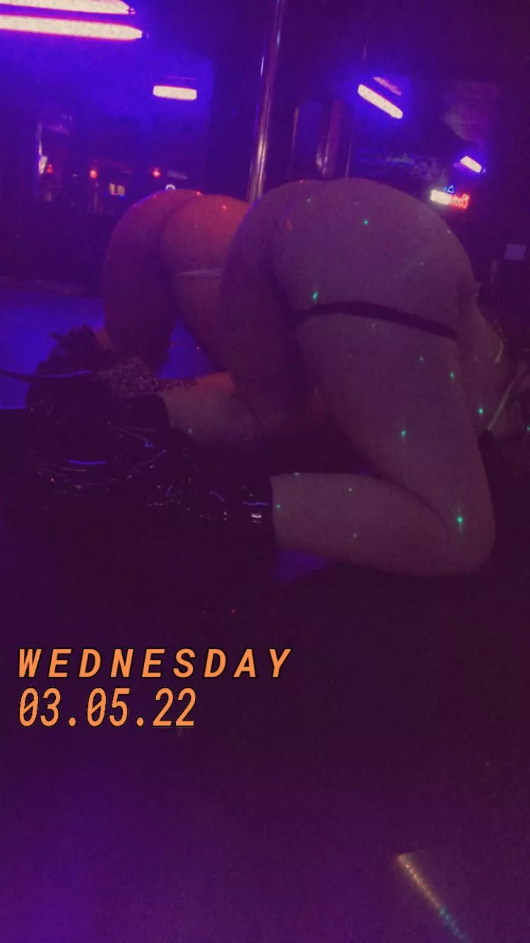 Sisters on stage 👀