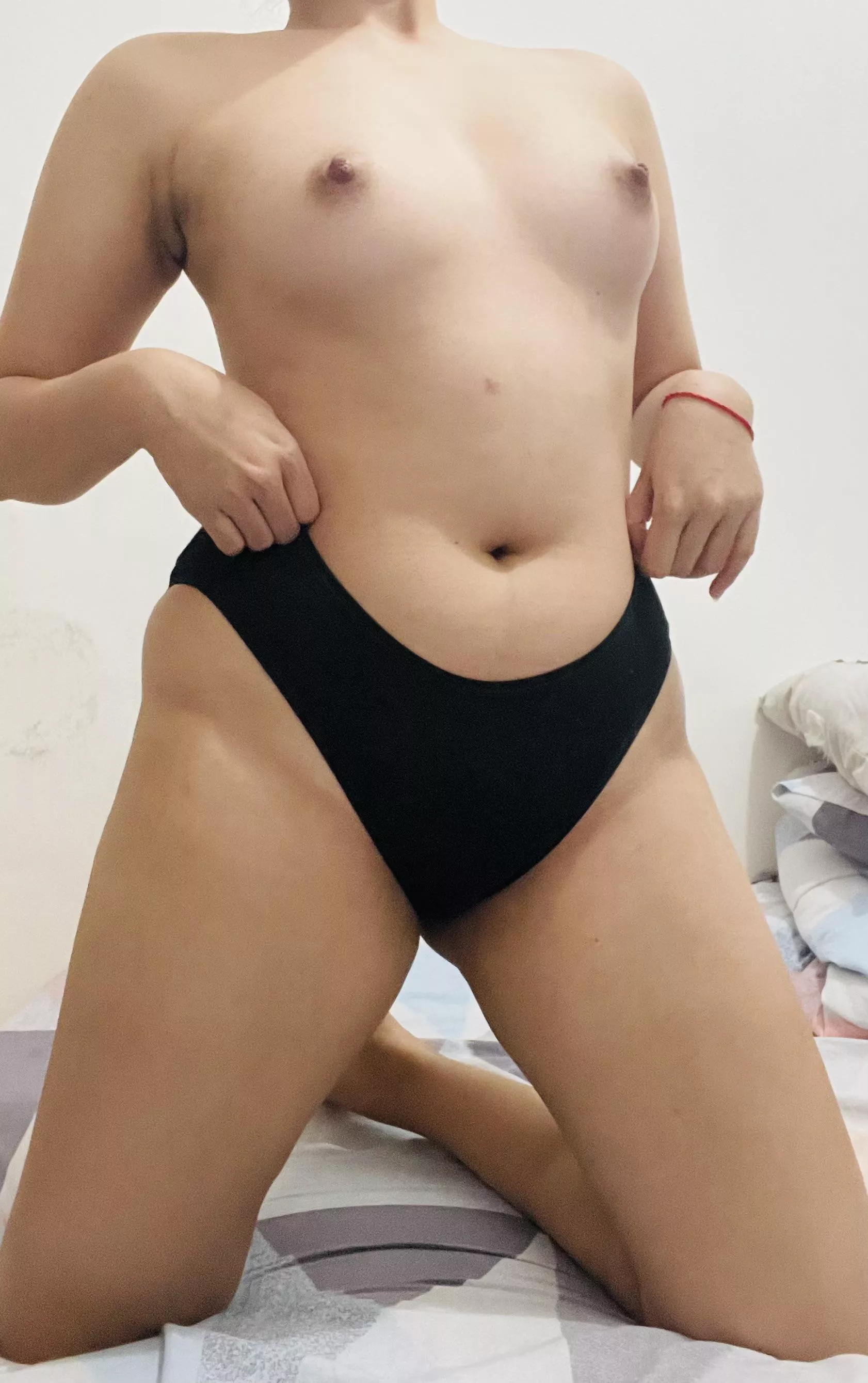 Small tits and hip dips. Good morning! Vote wisely. [f] 🌸💗