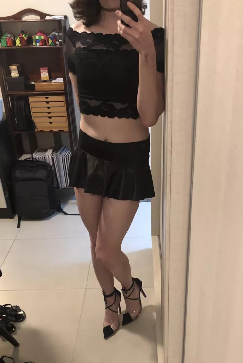 Smaller the skirt the better 🖤🖤🖤