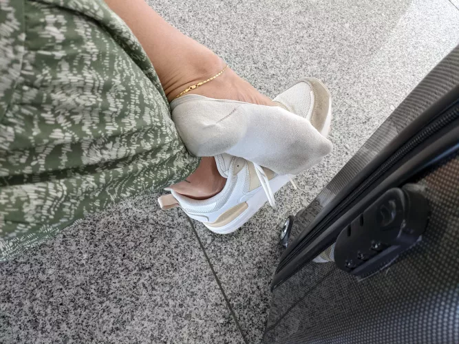 Smelly after a week of travelling 🥵 Come play socks games privately 💋