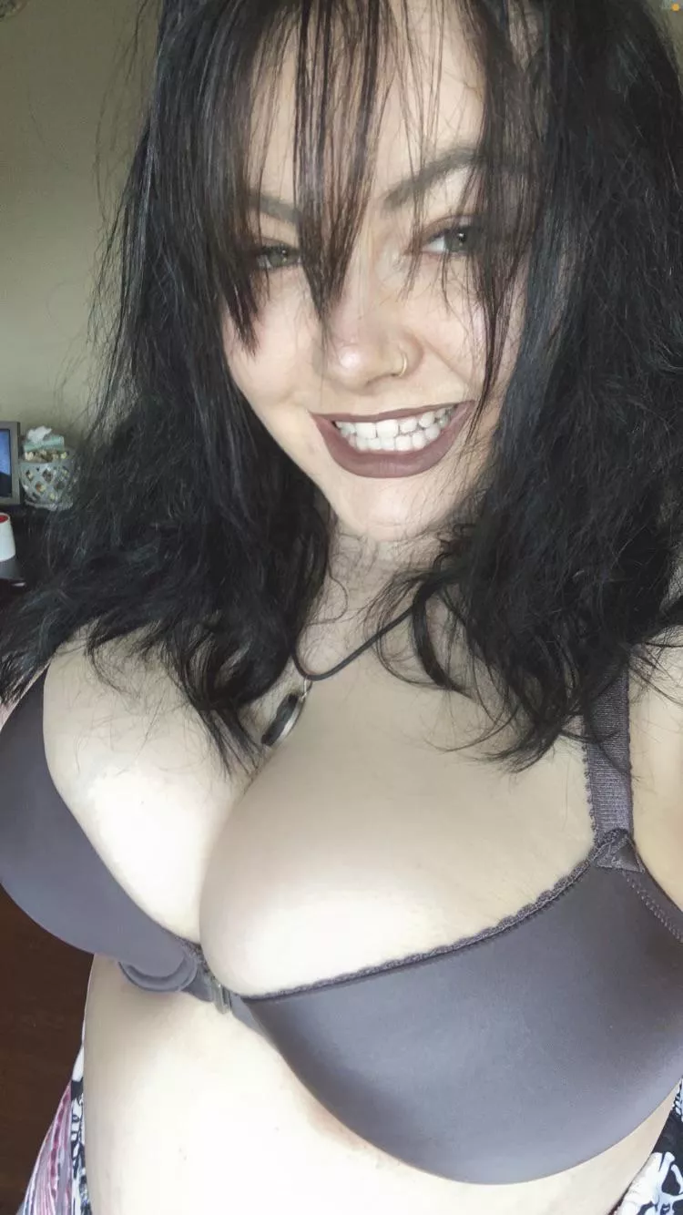 Smiling bc I get to ride my gf’s strap tonight