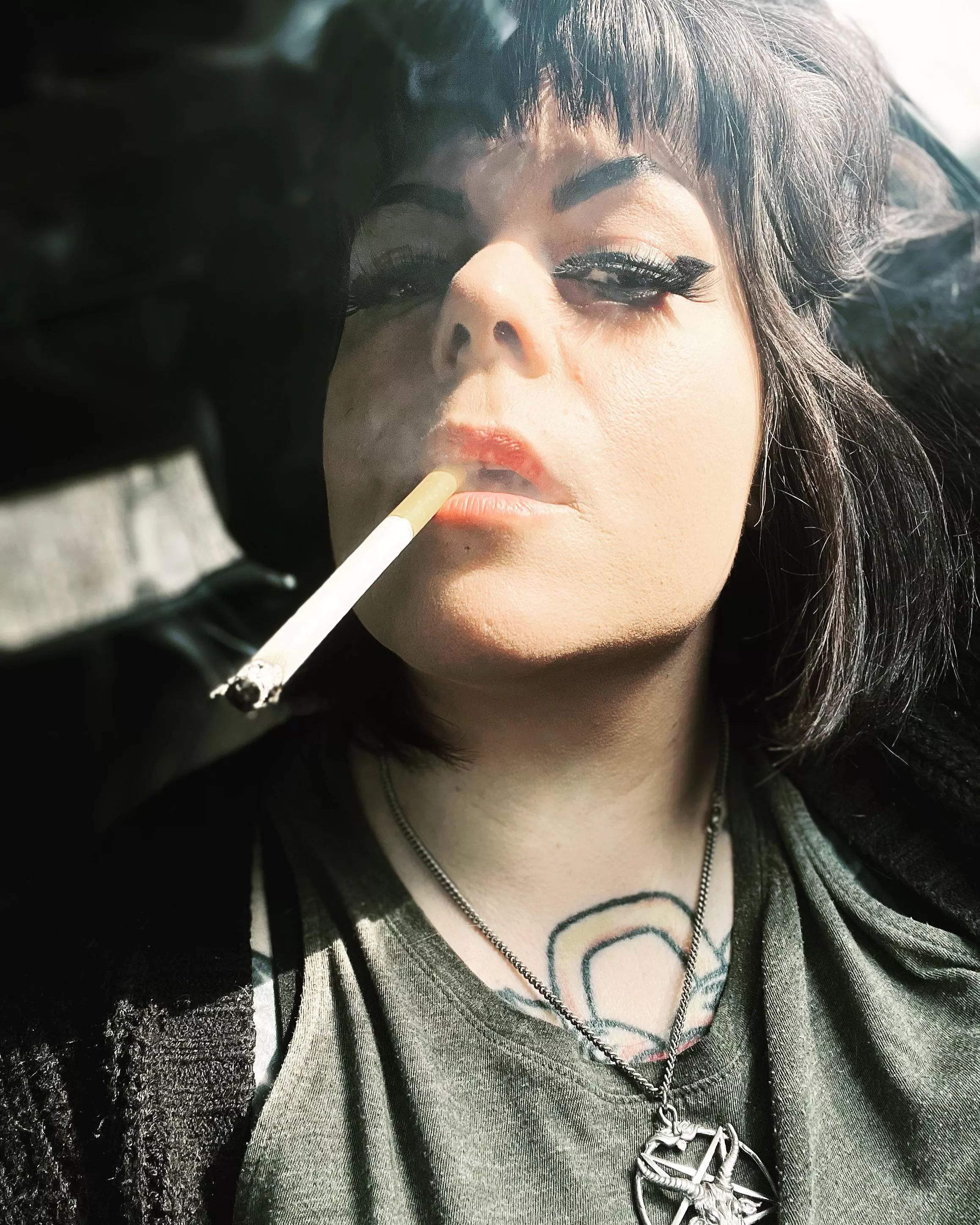 Smoking on a Saturday💋🖤🚬