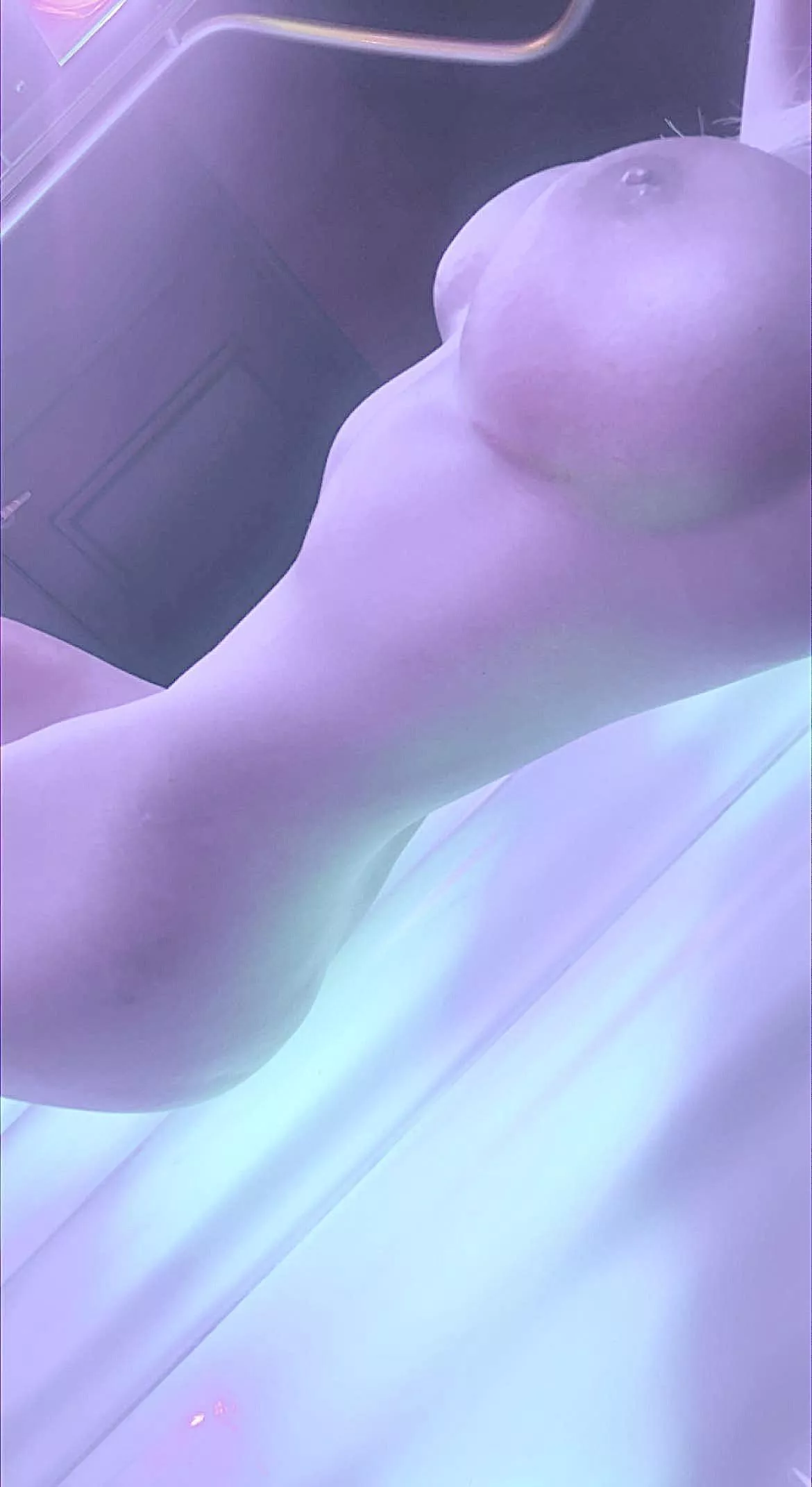 Sneak peek😉 Tanning beds are such a vibe 😍🔥 selling💦(f)