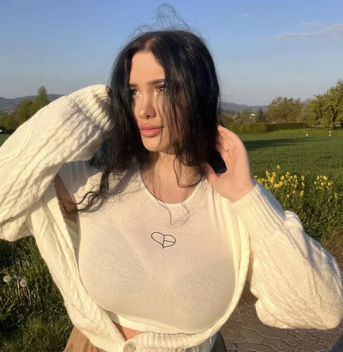 So busty knows there‘s no hiding them