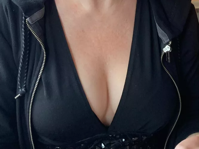 Some cleavage to go with your morning coffee. Have a nice day!