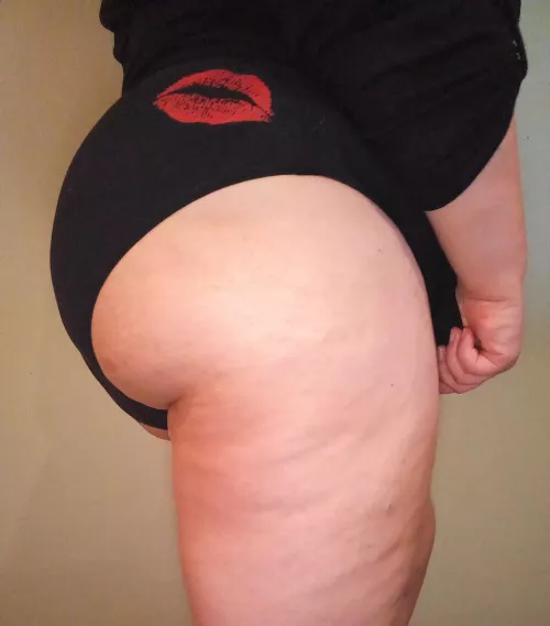 some Friday kisses for you 😘