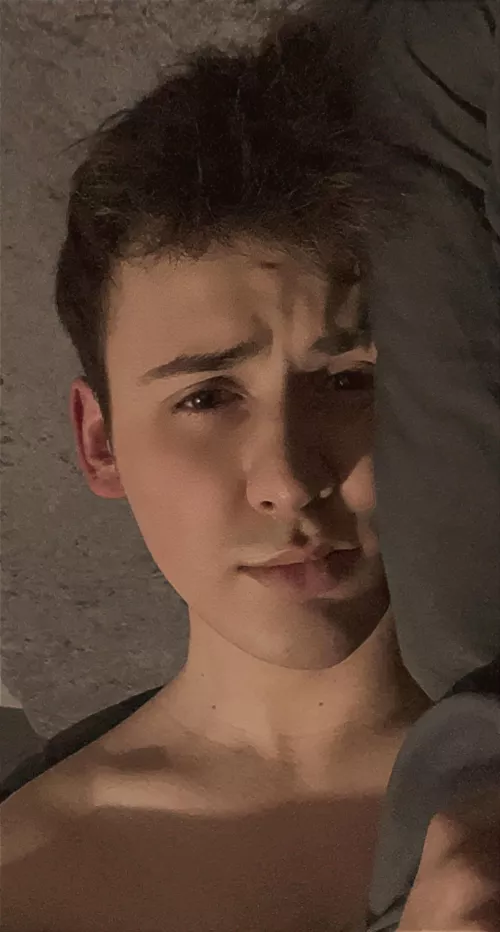 Someone help I’m bored and can’t sleep 🥺