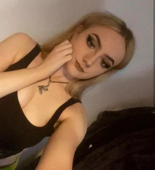 Spicy girl from the UK ready to drain your balls! 😘 Add me on Instagram for a free treat 🤤 @xxdirtyalinaxx