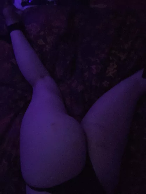 Strapped myself down so he can hit me as soon as he walks in 💜