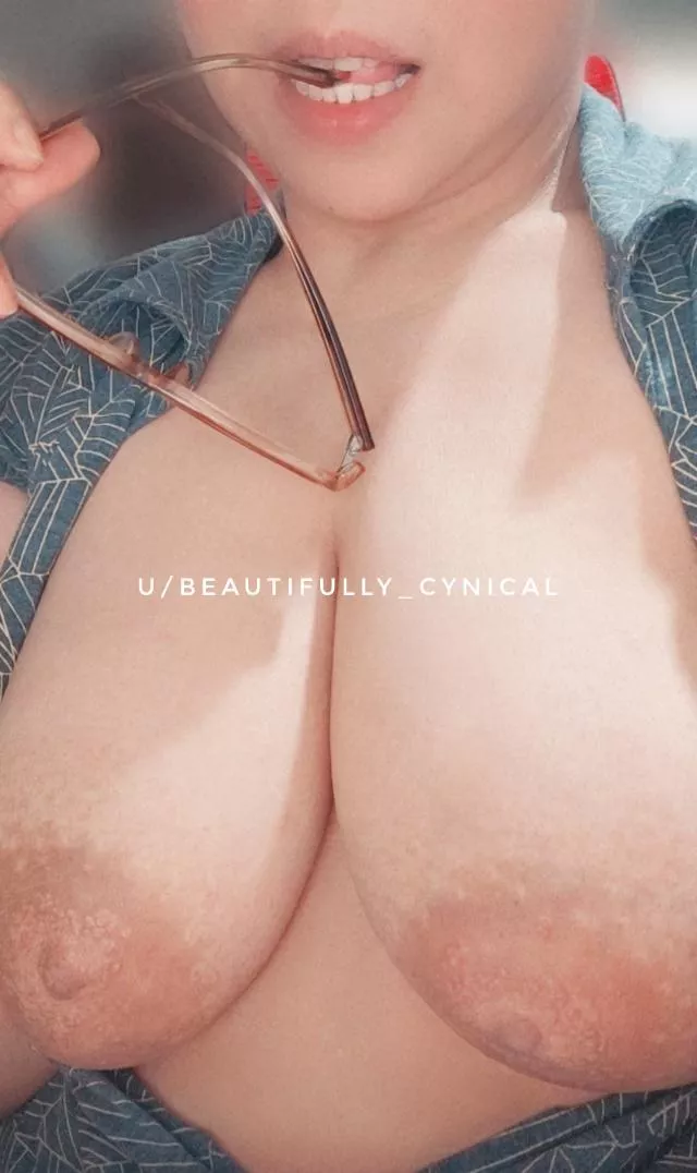 Stuck in an early morning meeting and I'm thinking of what to have for lunch instead. (F)riday mode activated. Lol. TGIF everyone! 💋🎉