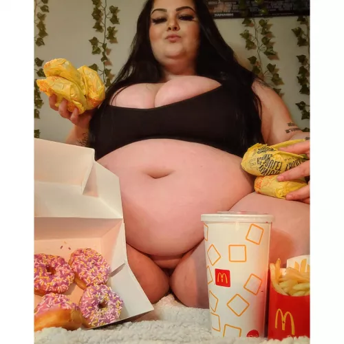 stuff me or watch me eat ? 😍 I'll be your fattest piggy 🐷💖