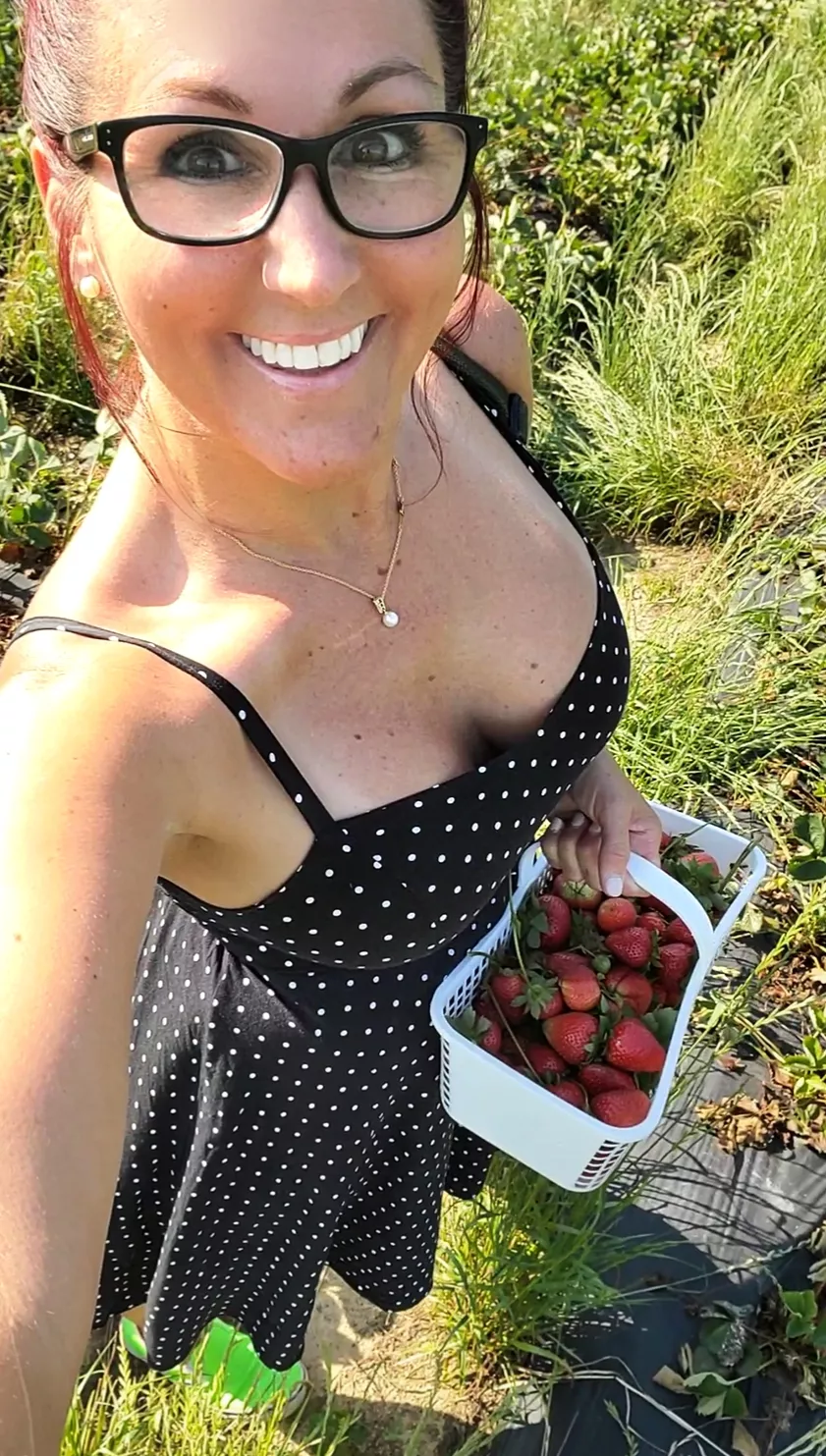 Sunday 🍓 Picking! The fresh ones are always juicy! [50F]