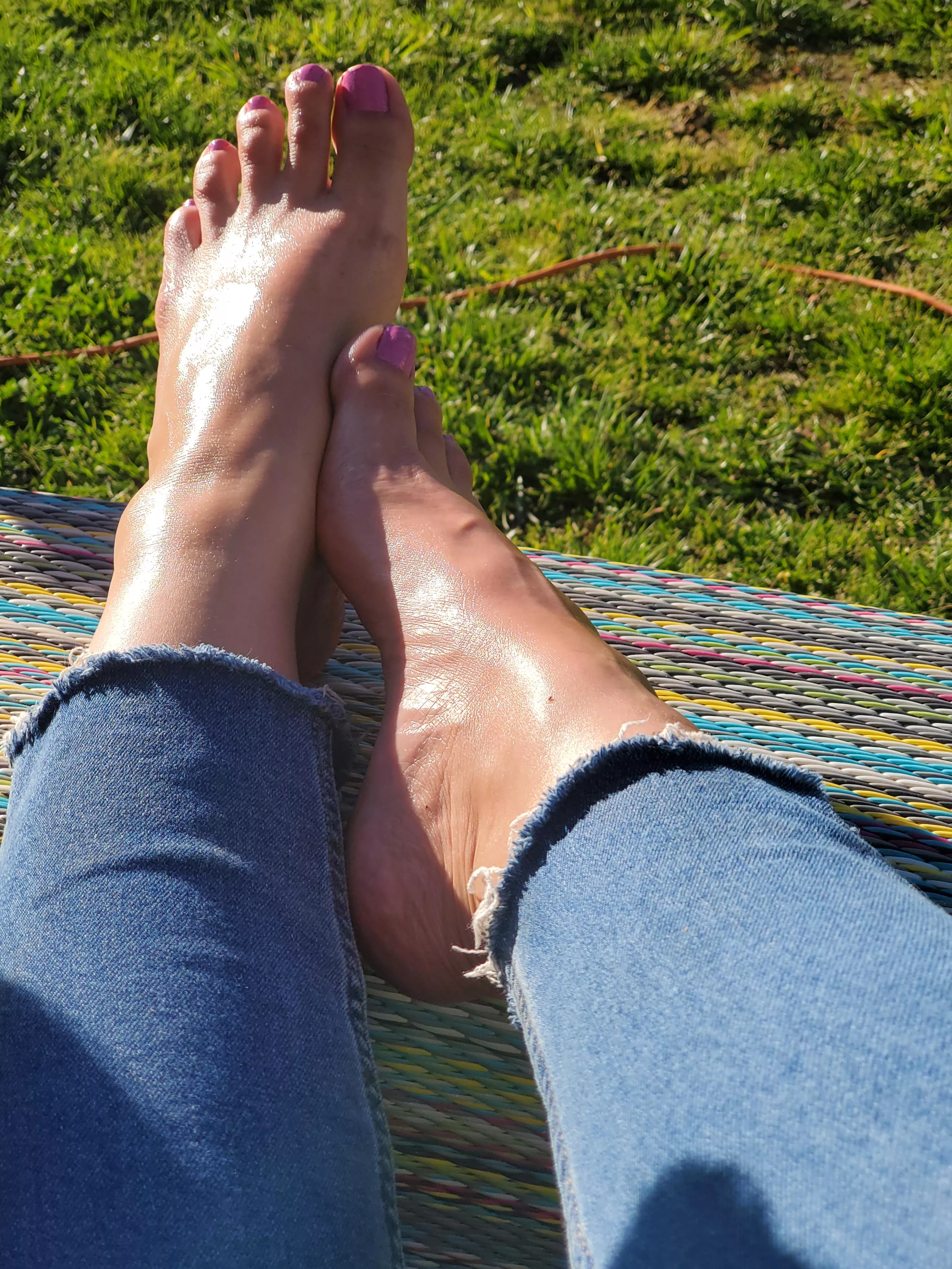 sunning my long toes! 🌞