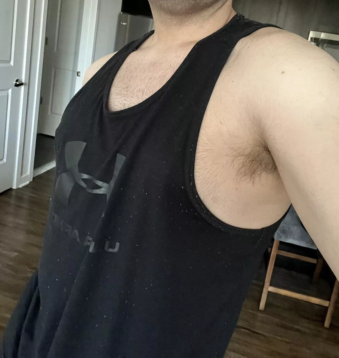 Sweaty side pit action 😏