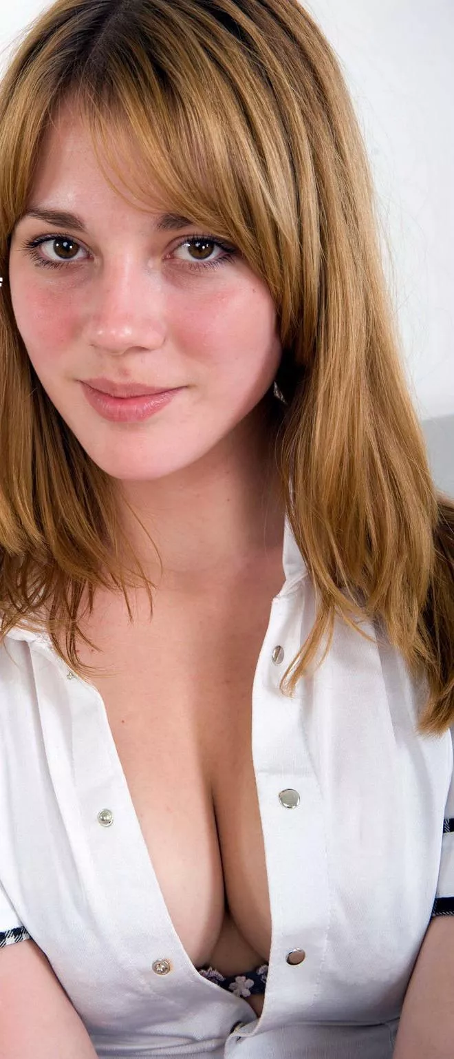 Sweet 🔥 babe with yummy Cleavage