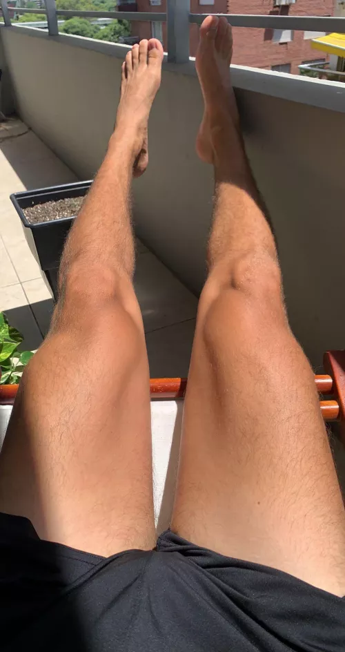 Tanned legs and feet π¦Άπ½