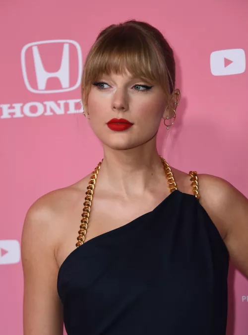 Taylor Swift has me throbbing. Any buds want to jerk to her?