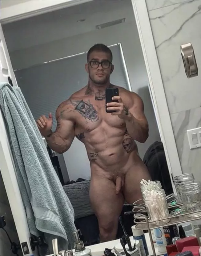 The 6ft1 305lb king of gains and showing off his elite physique and cock has arrived to Reddit.