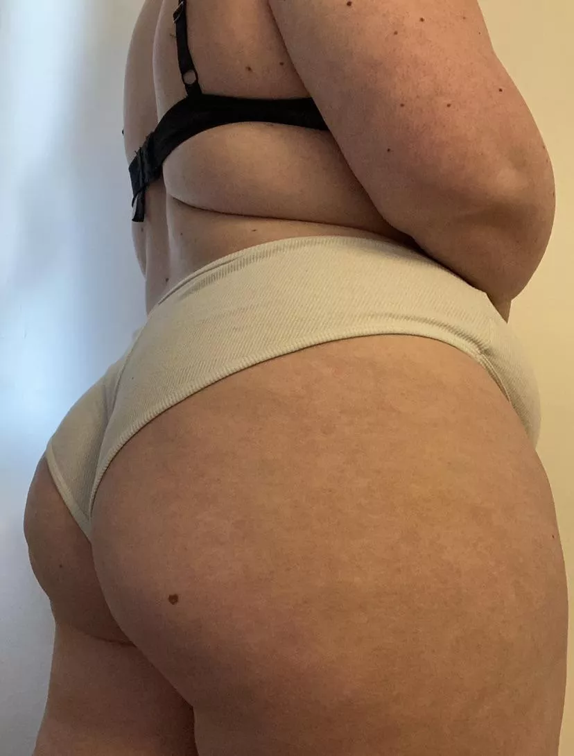 The ass the never stops growing 😳😍