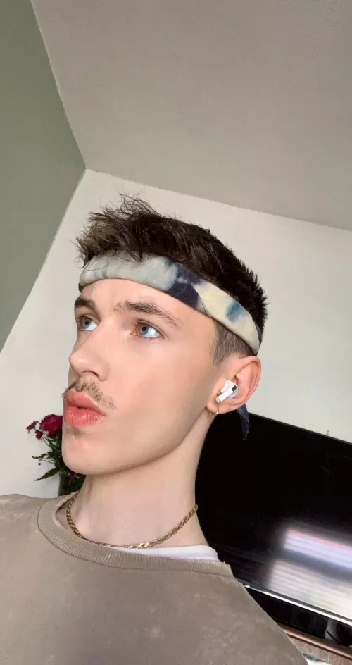 The battle between catching up on work or watching trash TV in bed π₯²π