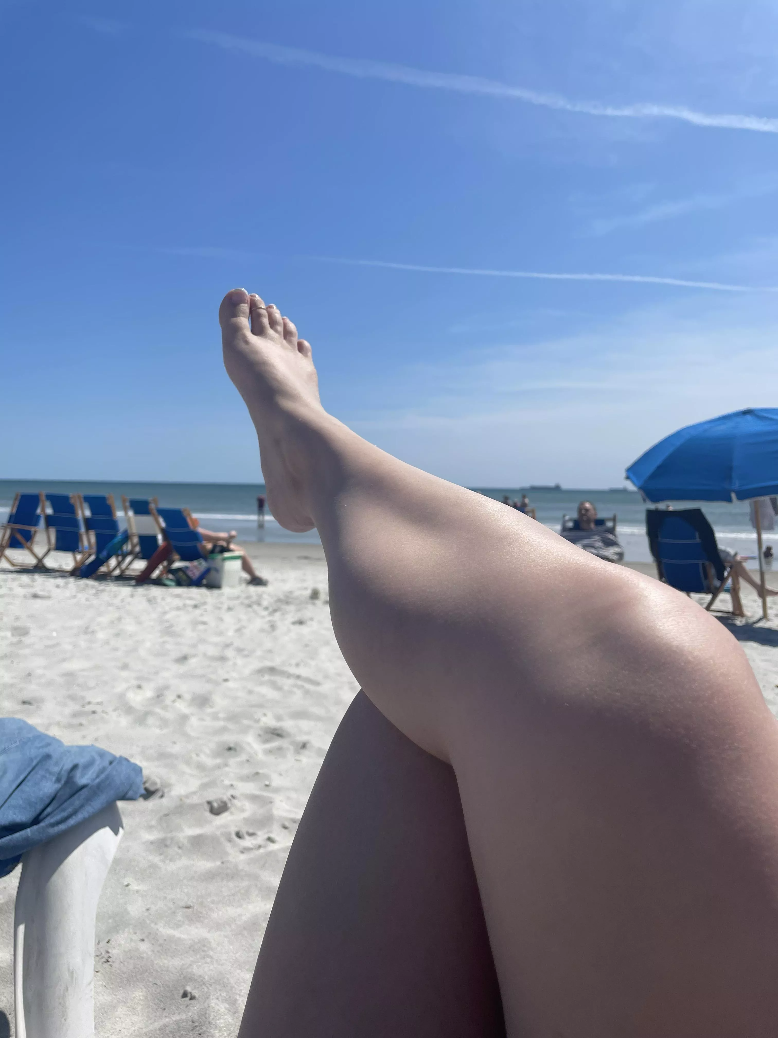 The breeze on my feet feel amazing! 🌞