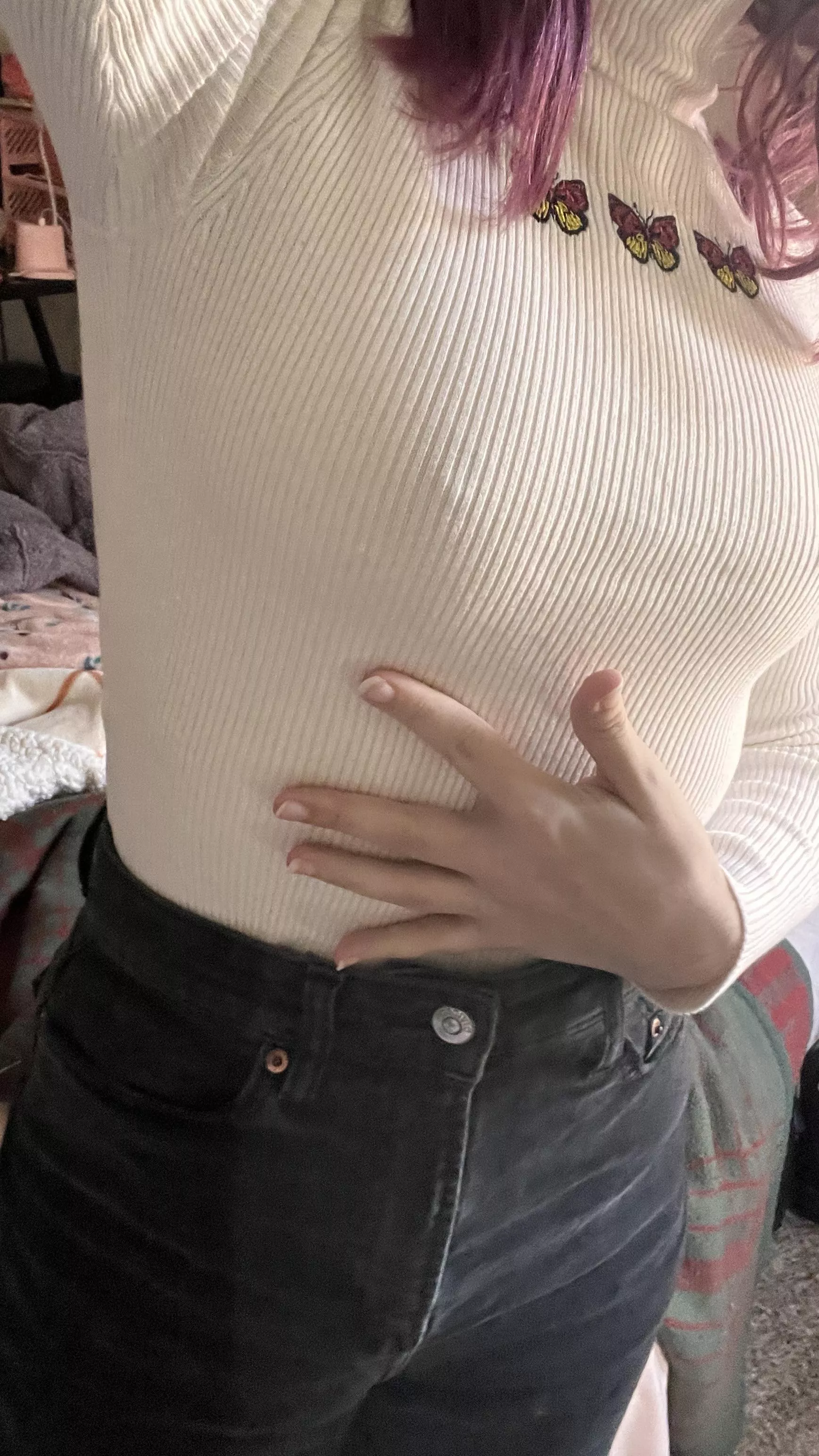 the butterflies on my top add to the braless look 🦋