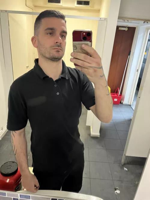 The glamorous work toilet selfie π€³πΌπ