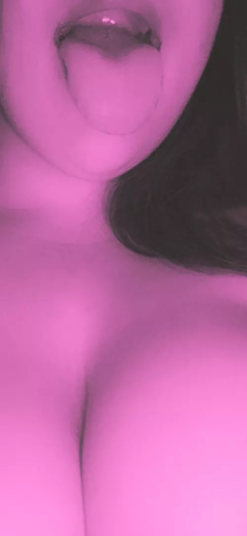 The hypnosis makes her mouth stay open and tongue stay out 👀