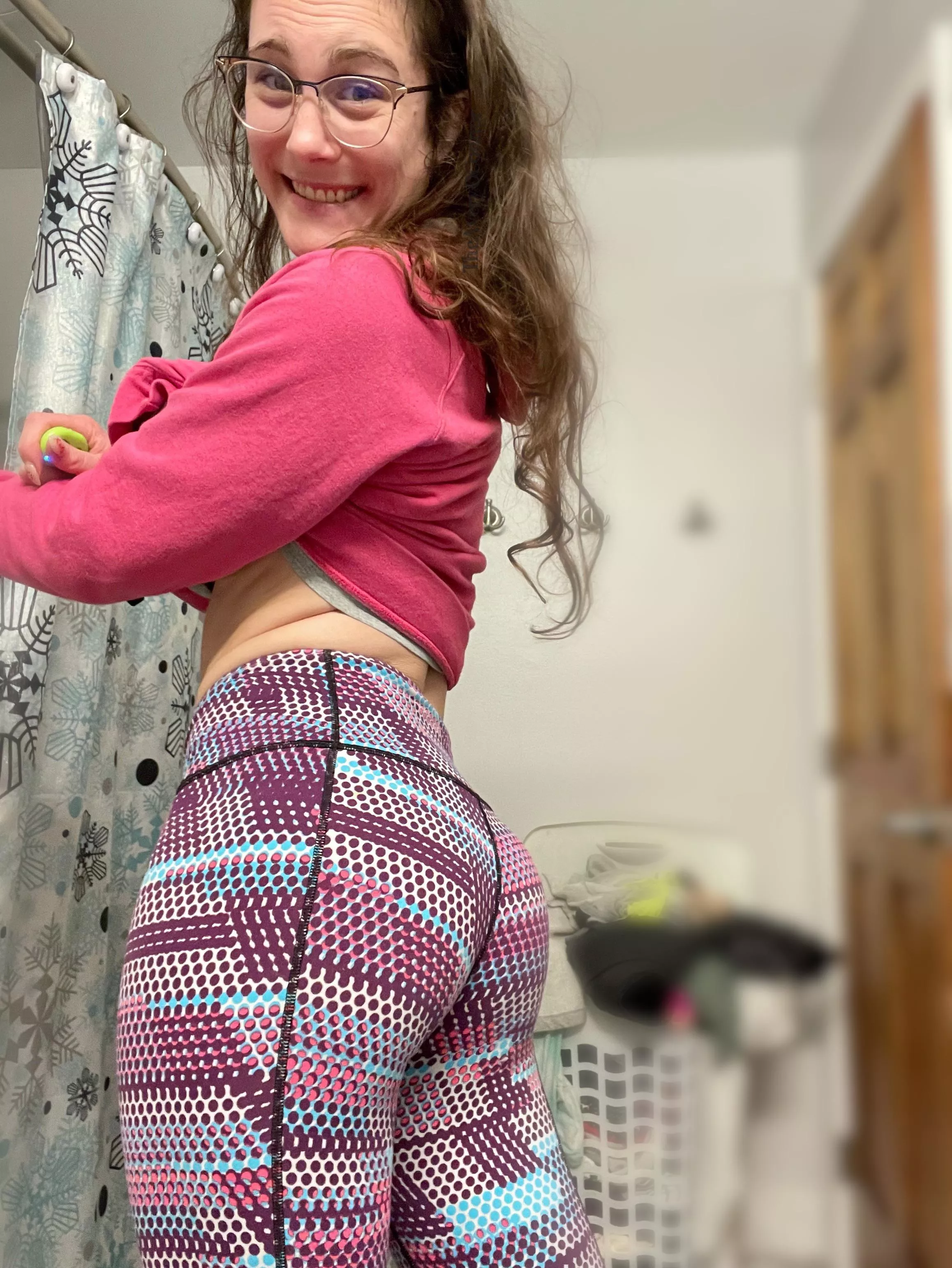 The way these Victoria’s Secret leggings fit my butt is like Mona Lisa; a masterpiece