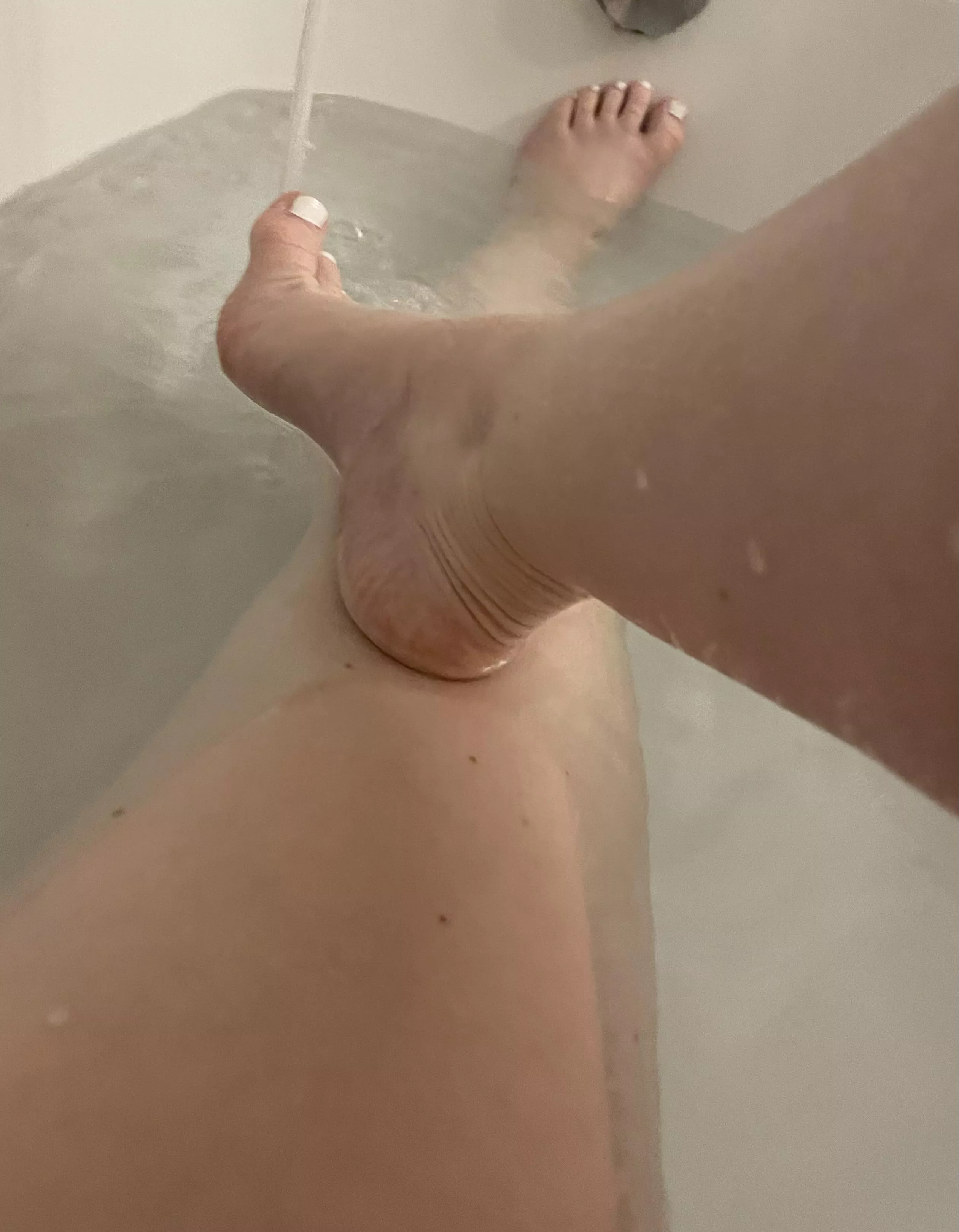 There is nothing better then a nice hot bath 🧼 Someone wanna wash my feet?