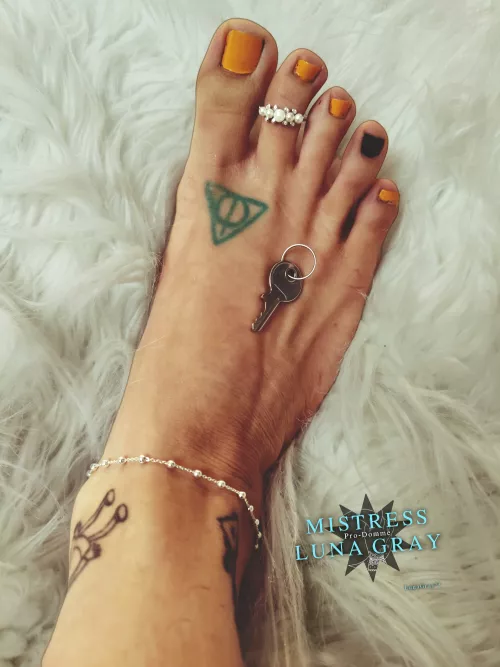 These beautiful, natural lips. 👄 Lips you'll never feel. Denying you is my place, just like worshipping me is yours. [Findom][Femdom] master's degree in Behavior Modification.