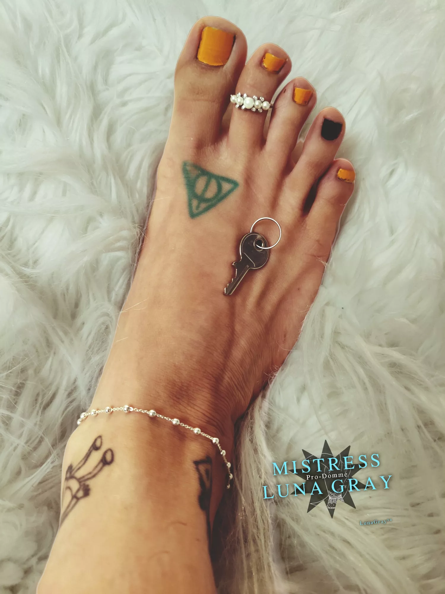 These beautiful, natural lips. 👄 Lips you'll never feel. Denying you is my place, just like worshipping me is yours. [Findom][Femdom] master's degree in Behavior Modification.