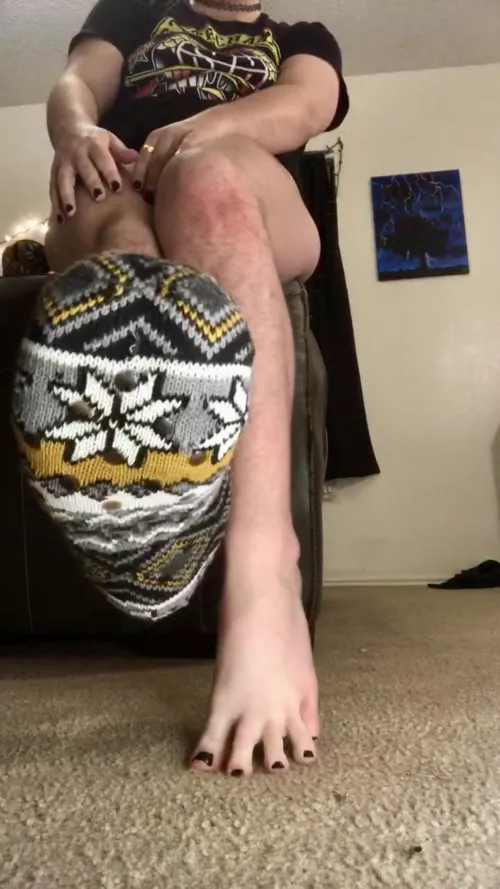 These fleece lined slippers are gonna smell so good for one of you lucky fucks 😂 Book these toes for custom wears now! Socks | Foot Pics | Video Sessions [Selling]