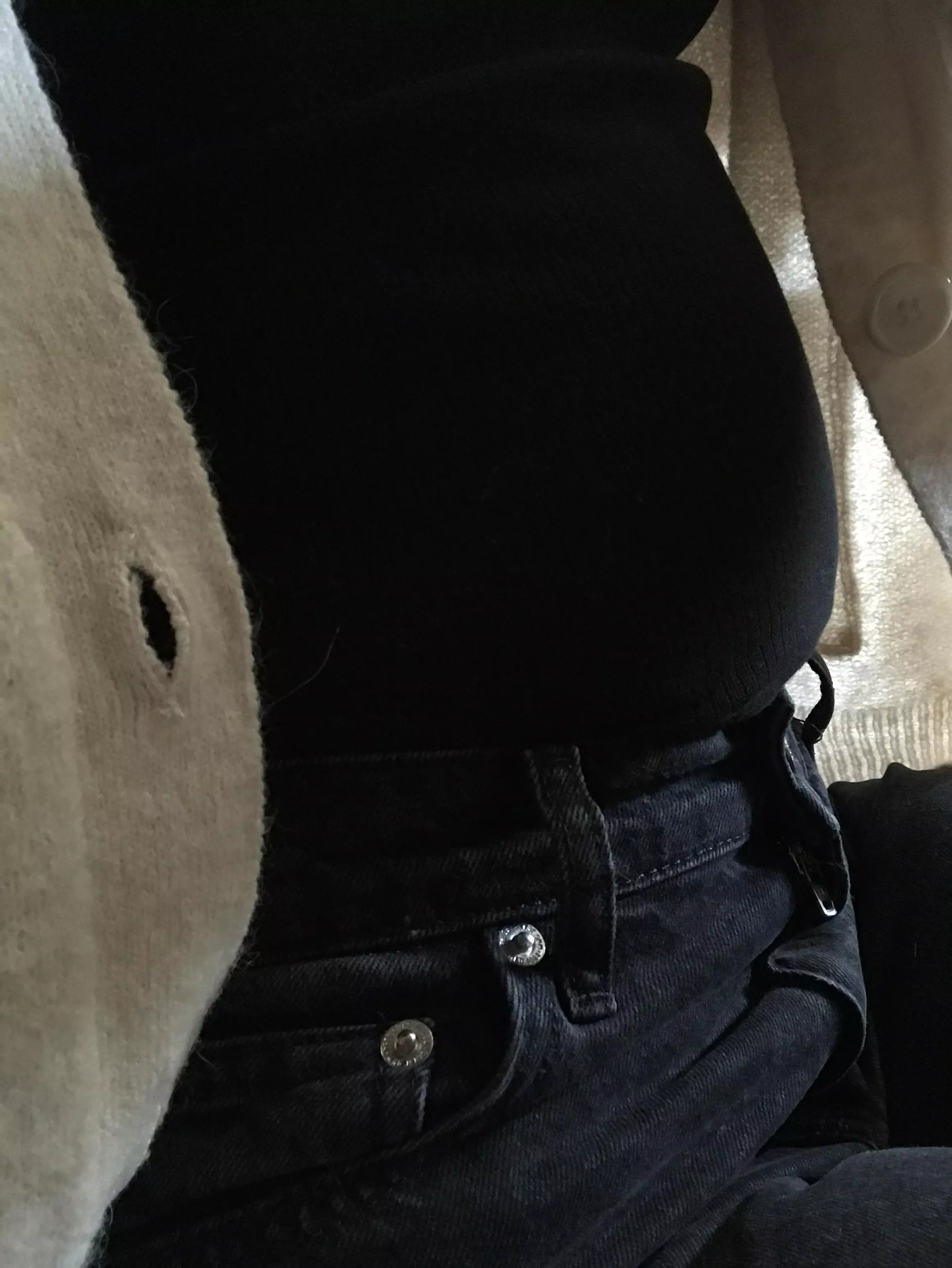 These pants used to be wayy to big on me…. now i fill them out and am even bulging over..