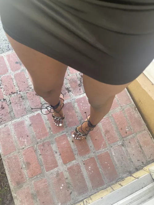 These pretty feet can hold over 6 feet of goddessness