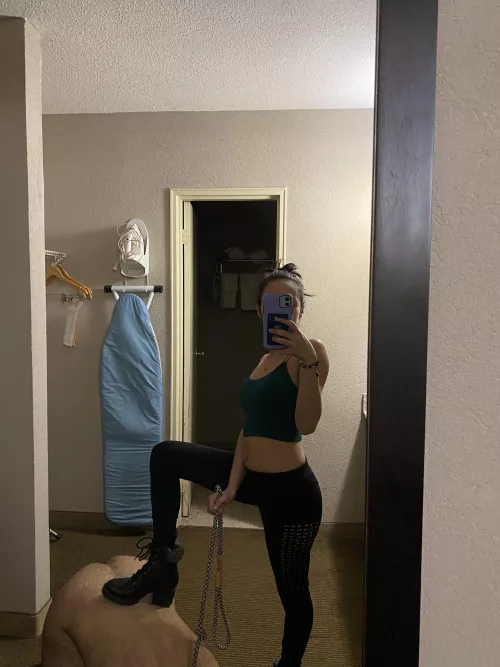 This is how all men should be 😈 at a woman’s feet, worshipping & serving her