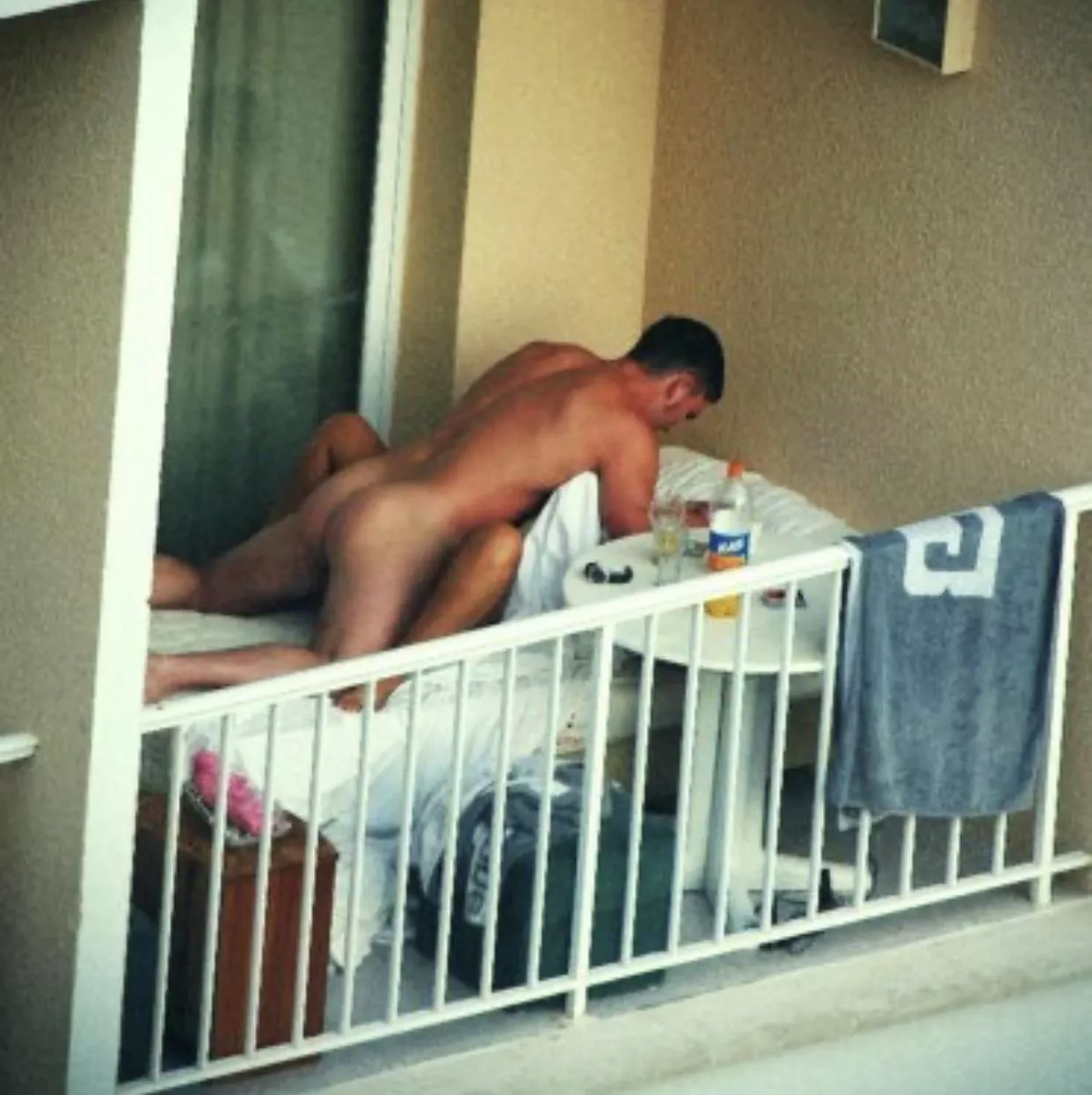 This is why you make sure your Hotel room has a balcony! 😍