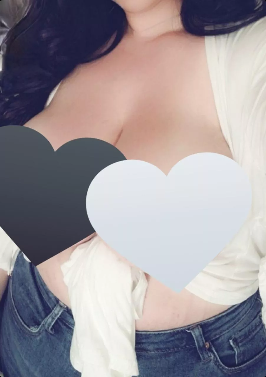 This Latina Milf is ready for you papi 😘 😍