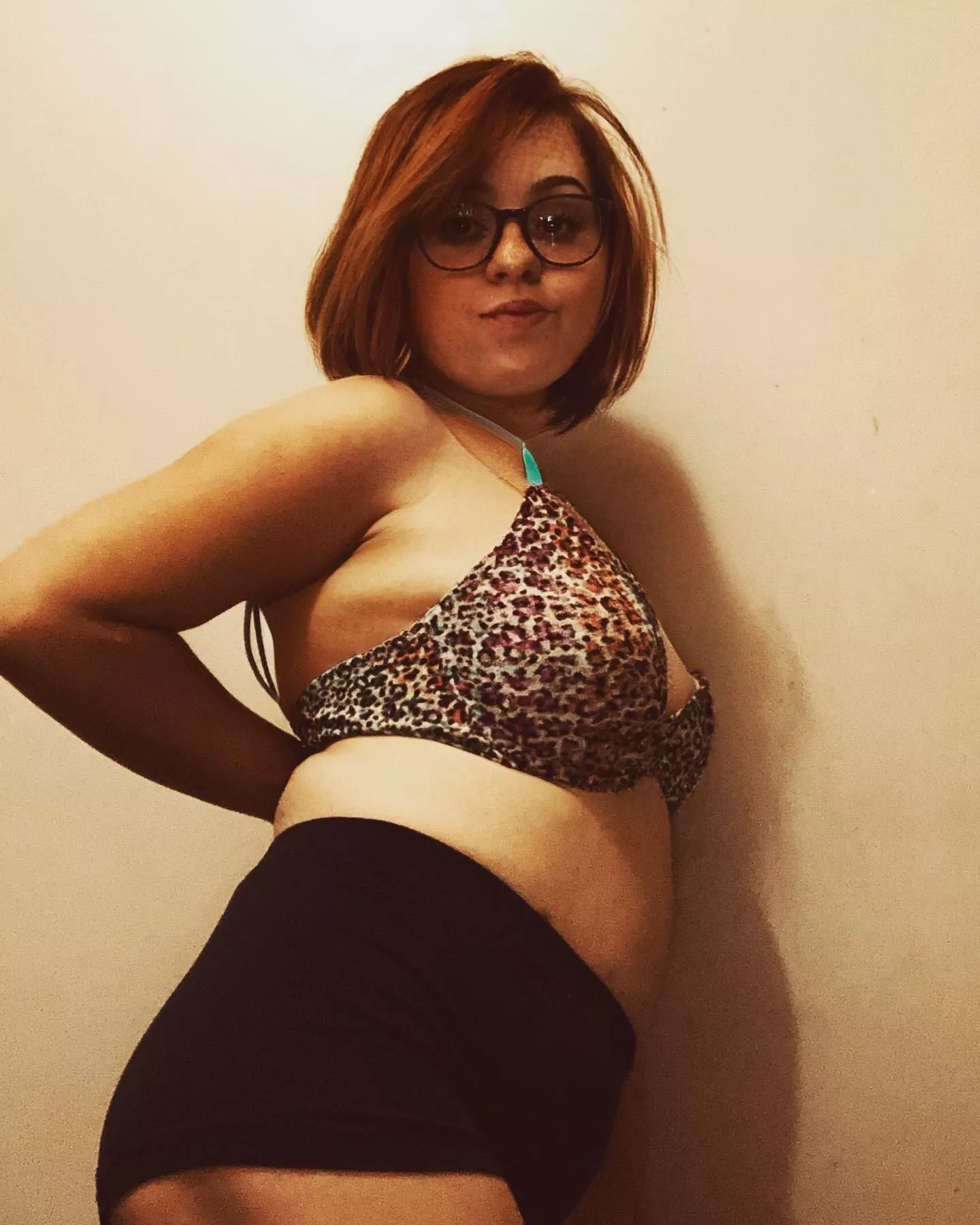 This nerdy milf is ready for bed 😈😈