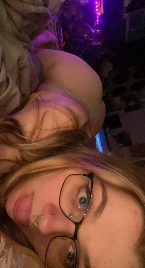 this nerdy slut needs some cum painted on her glasses 🤓