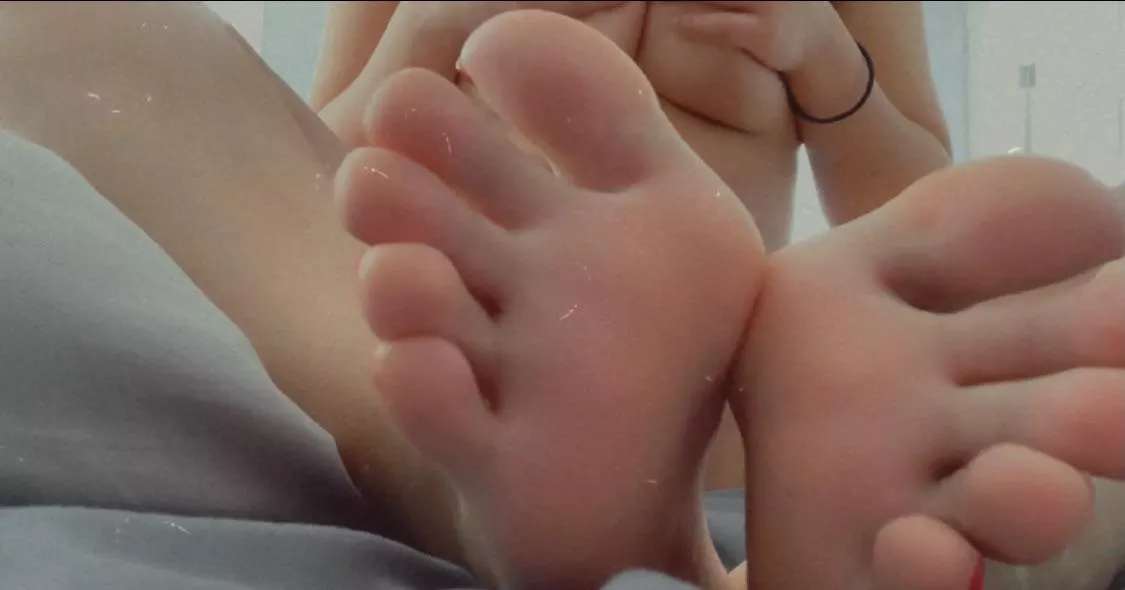 This one’s for you FEET LOVERS 🤤😍 UP CLOSE and naked 💦, SEXY soles & toes wiggle for the camera 💦😋 Catch the full video in private messages 💛