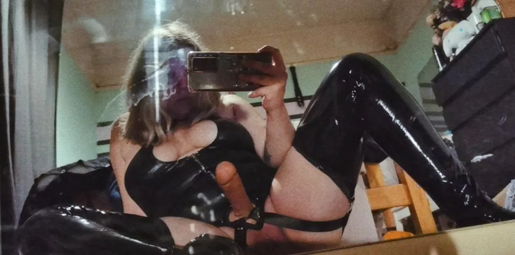 This wetlook princess is going to show you how it's done 💦