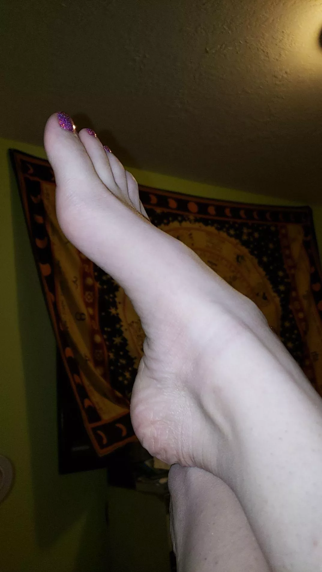 Those arches though! 😈 feel free to DM me ☺️ I love my foot fetish community, we make the world go round babyyyy!