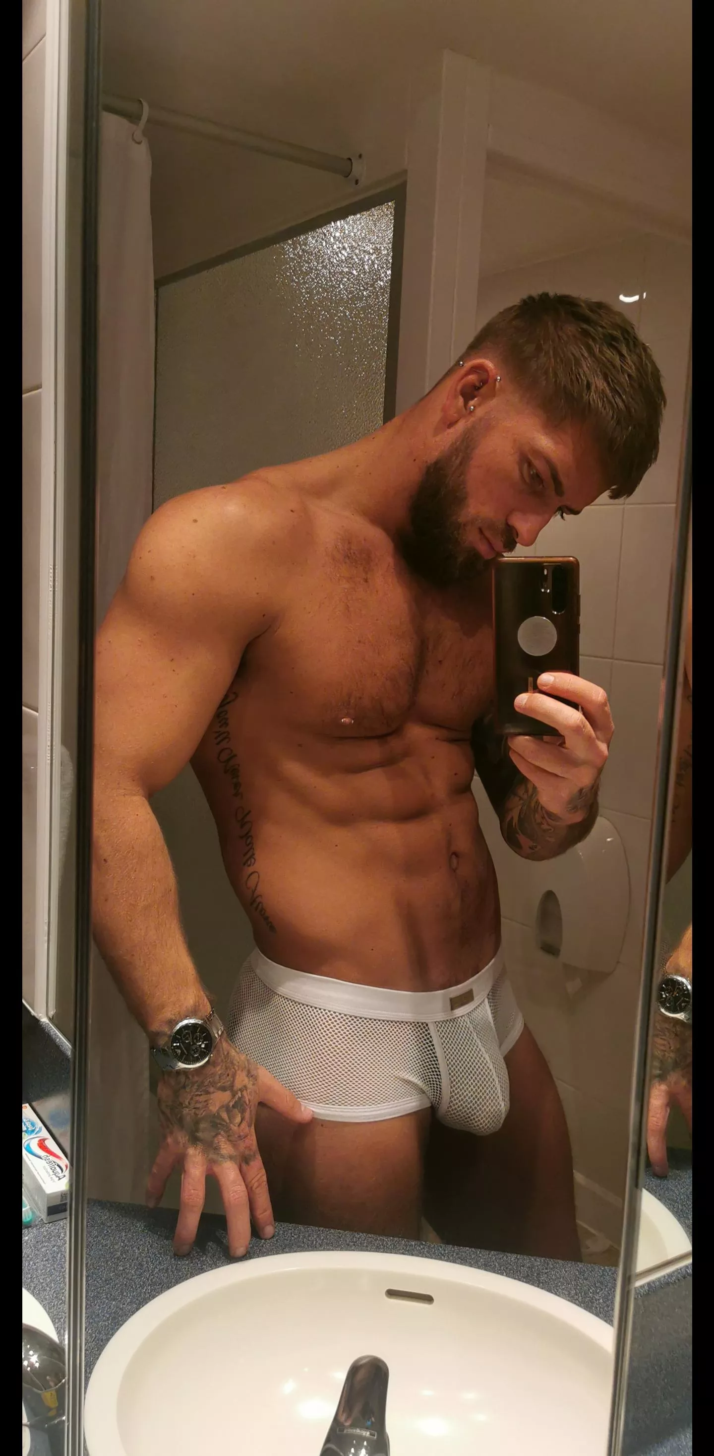 Throwback to when I had brown hair... and a naughty bulge 😜