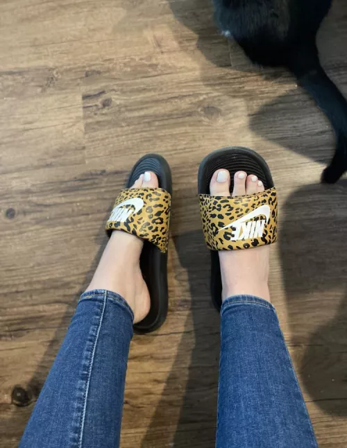 Time to show my toes off at the store ; )