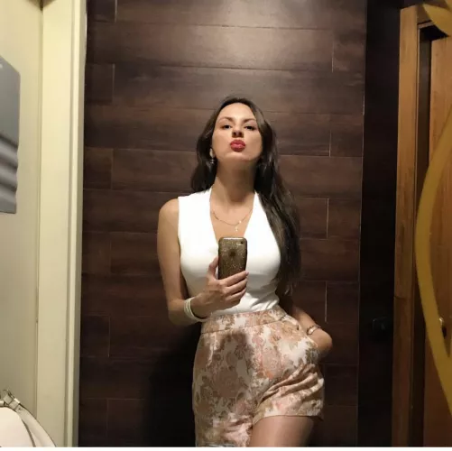 Today’s mood is white sexy tight shirt and to have many kisses!