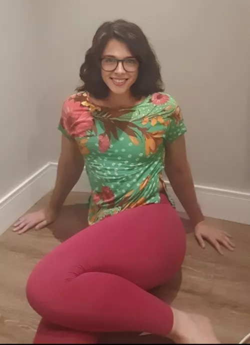 Tonight I wanna stay at home, do you wanna come and have some wine with me? Maybe watch Netflix? P.S.: I am in love with that yoga pant 🥰🥰🥰🥰🥰