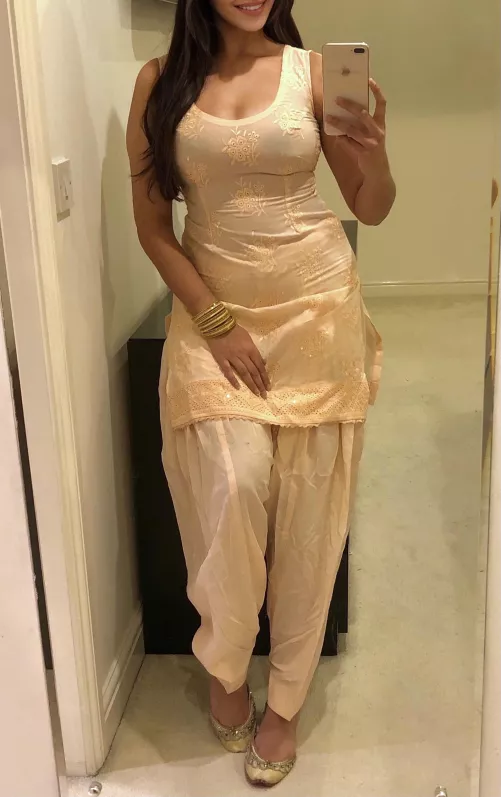 Traditional outfits look better with no underwear on...🤭😈 British Punjabi Indian